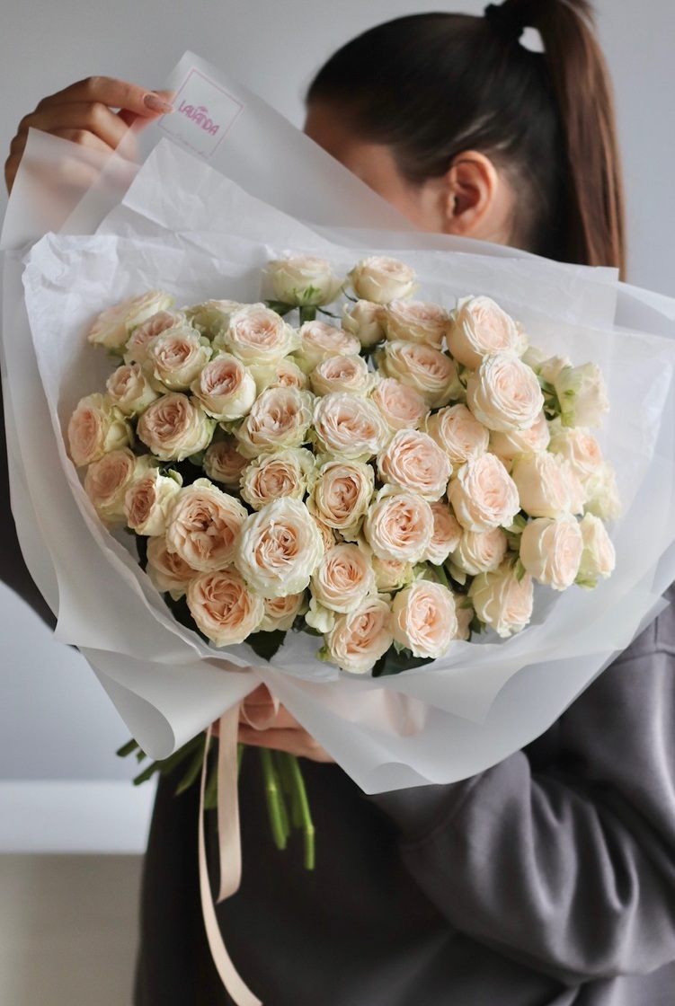 Моно букет кустовой розы "Софи"