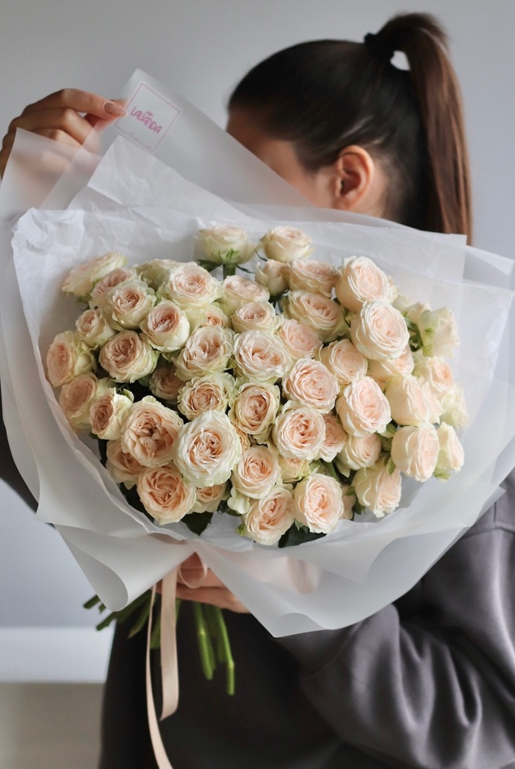 Моно букет кустовой розы "Софи"